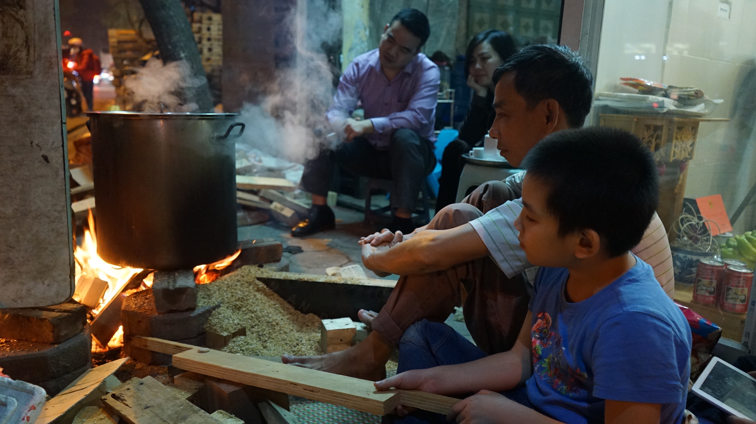 Nau banh chung Tet tren via he Ha Noi anh 2