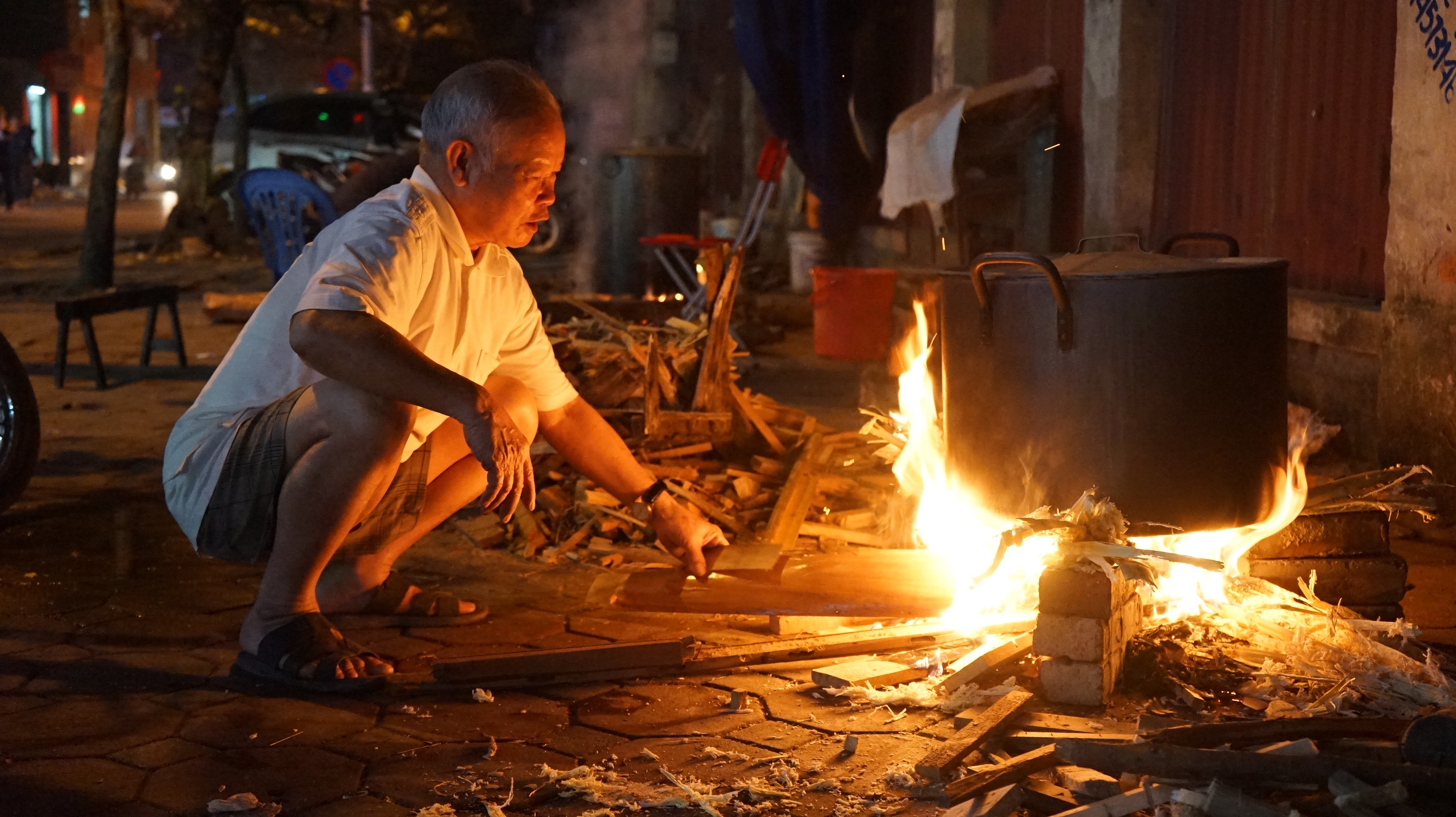 Nau banh chung Tet tren via he Ha Noi anh 4