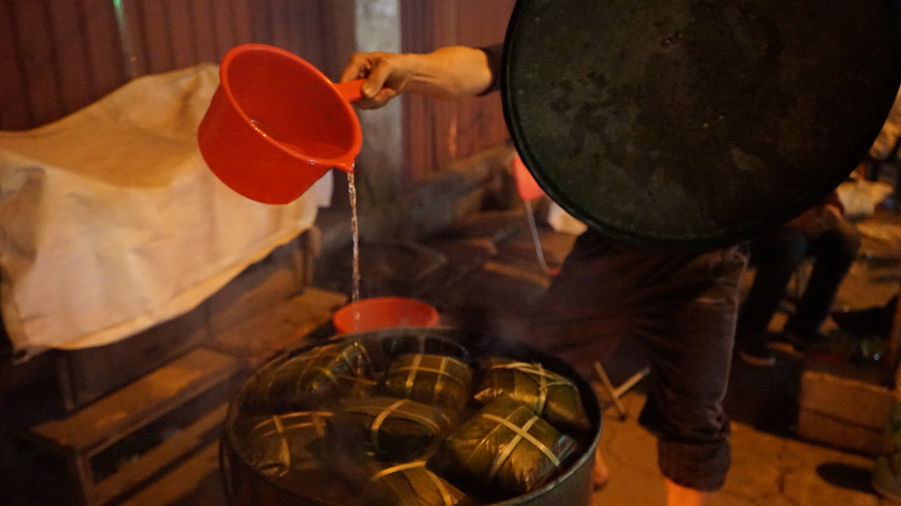 Nau banh chung Tet tren via he Ha Noi anh 7