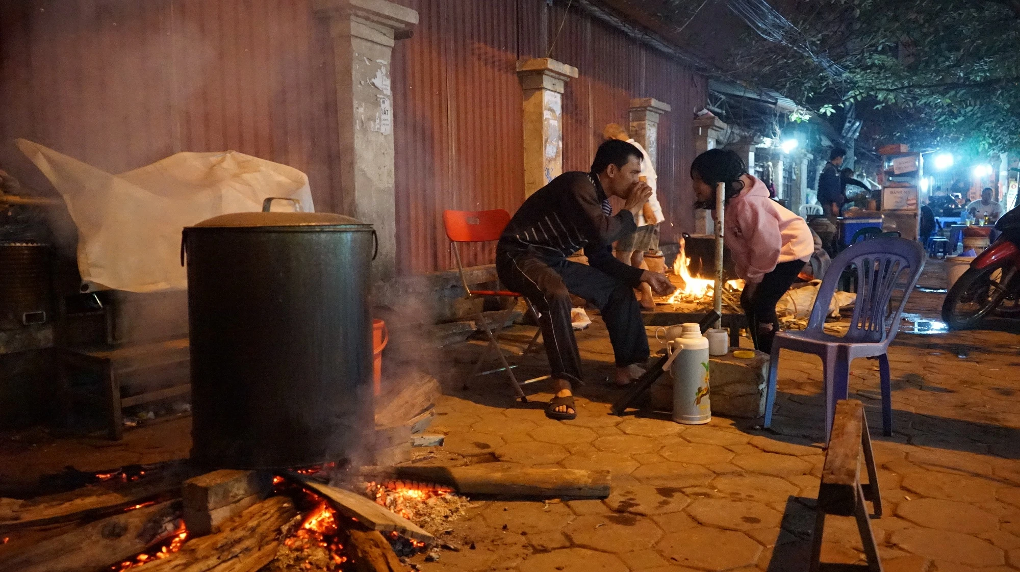 Nau banh chung Tet tren via he Ha Noi anh 8
