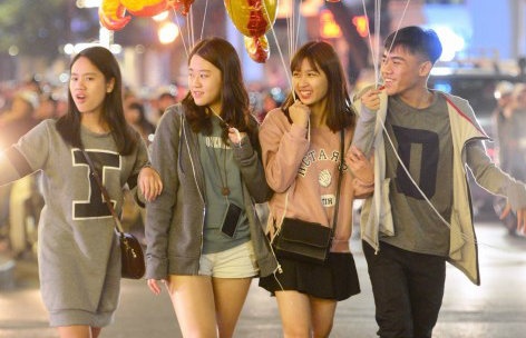 Ha Noi mua lanh, Sai Gon nang rao mung 1 Tet hinh anh