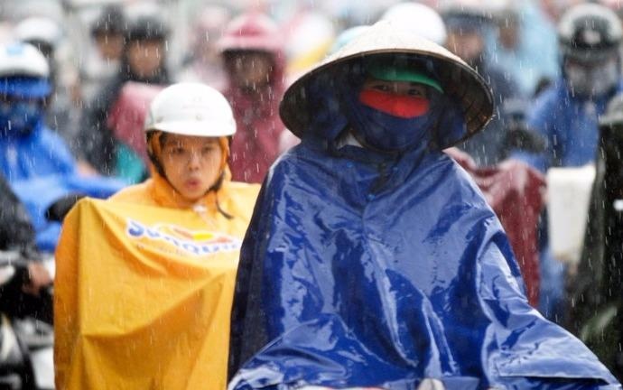 Sai Gon mua rao va dong cuoi tuan hinh anh