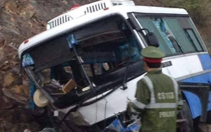 Xe cho 42 nguoi cung lang di hoi Giong dam vao vach nui hinh anh