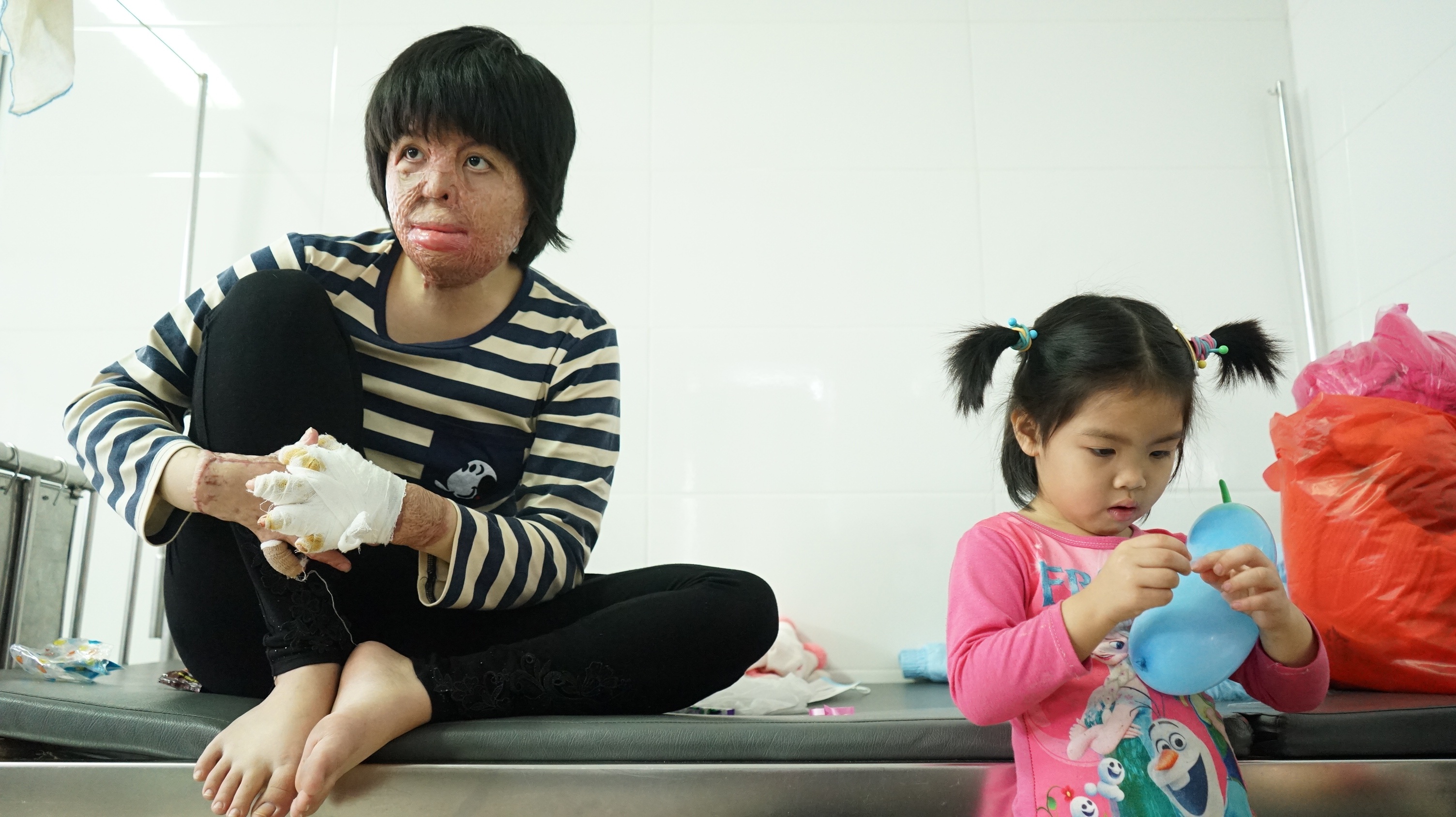 Co gai bi chong tuoi xang dot anh 1