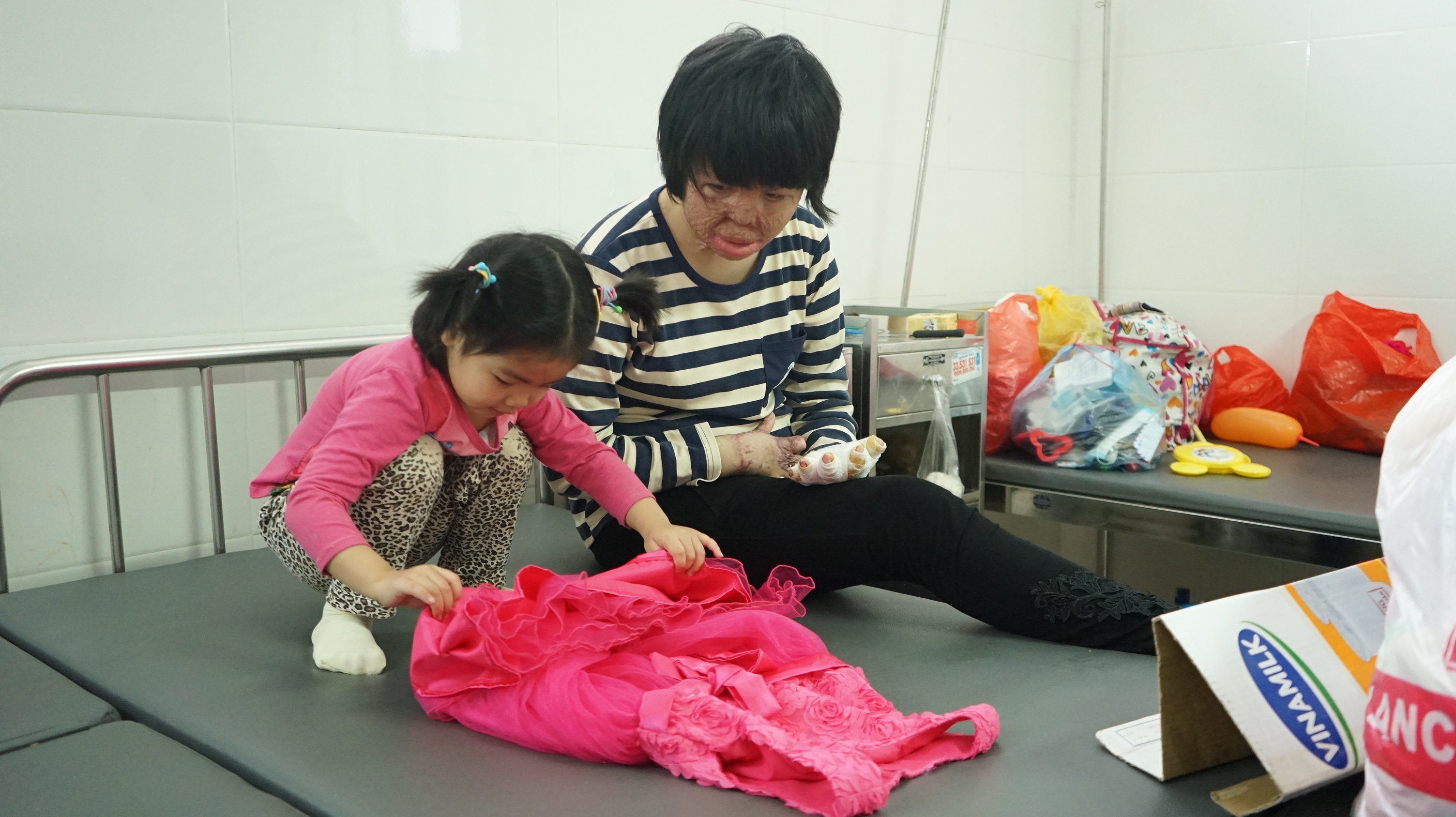 Co gai bi chong tuoi xang dot anh 10