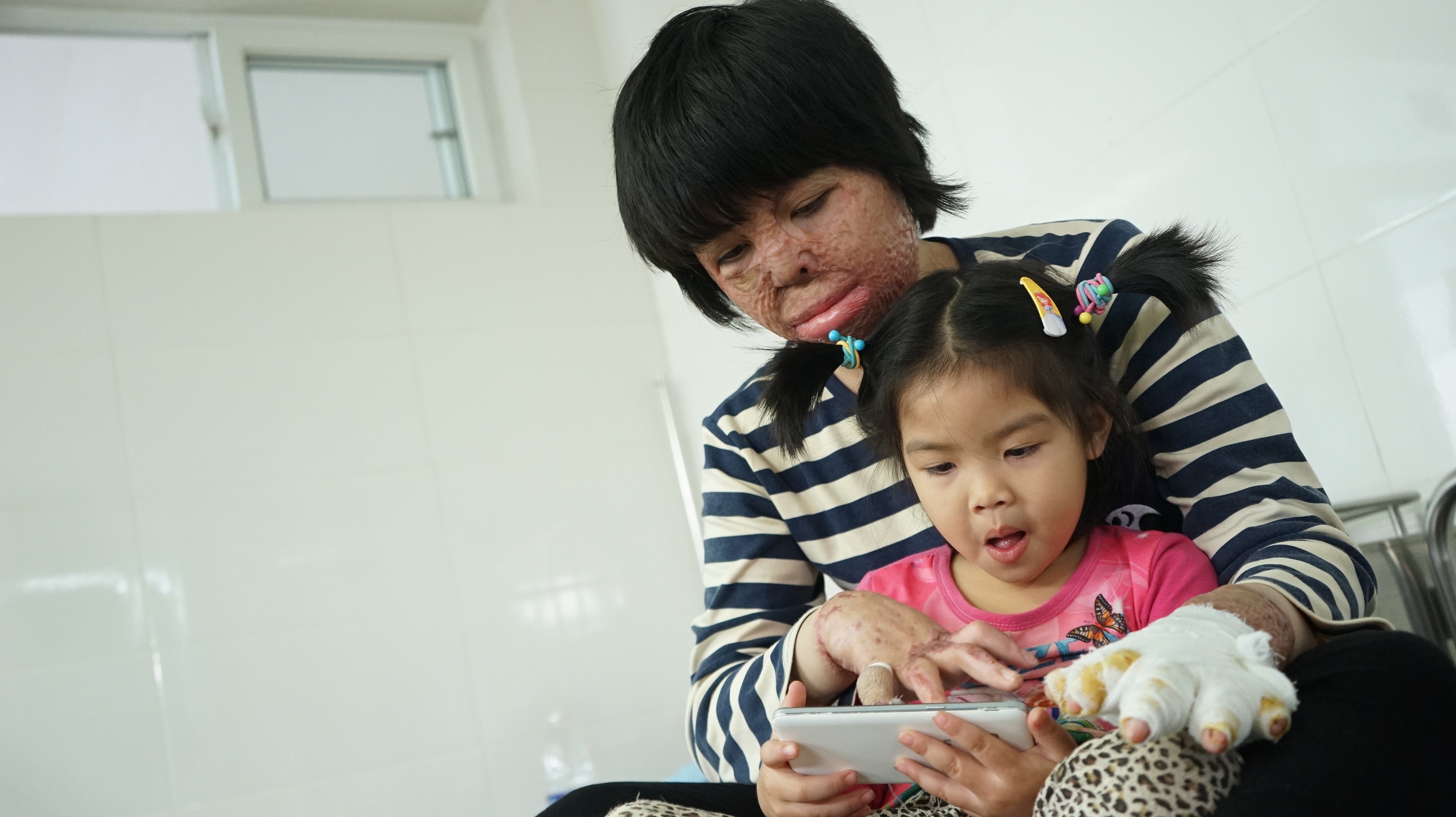 Co gai bi chong tuoi xang dot anh 12