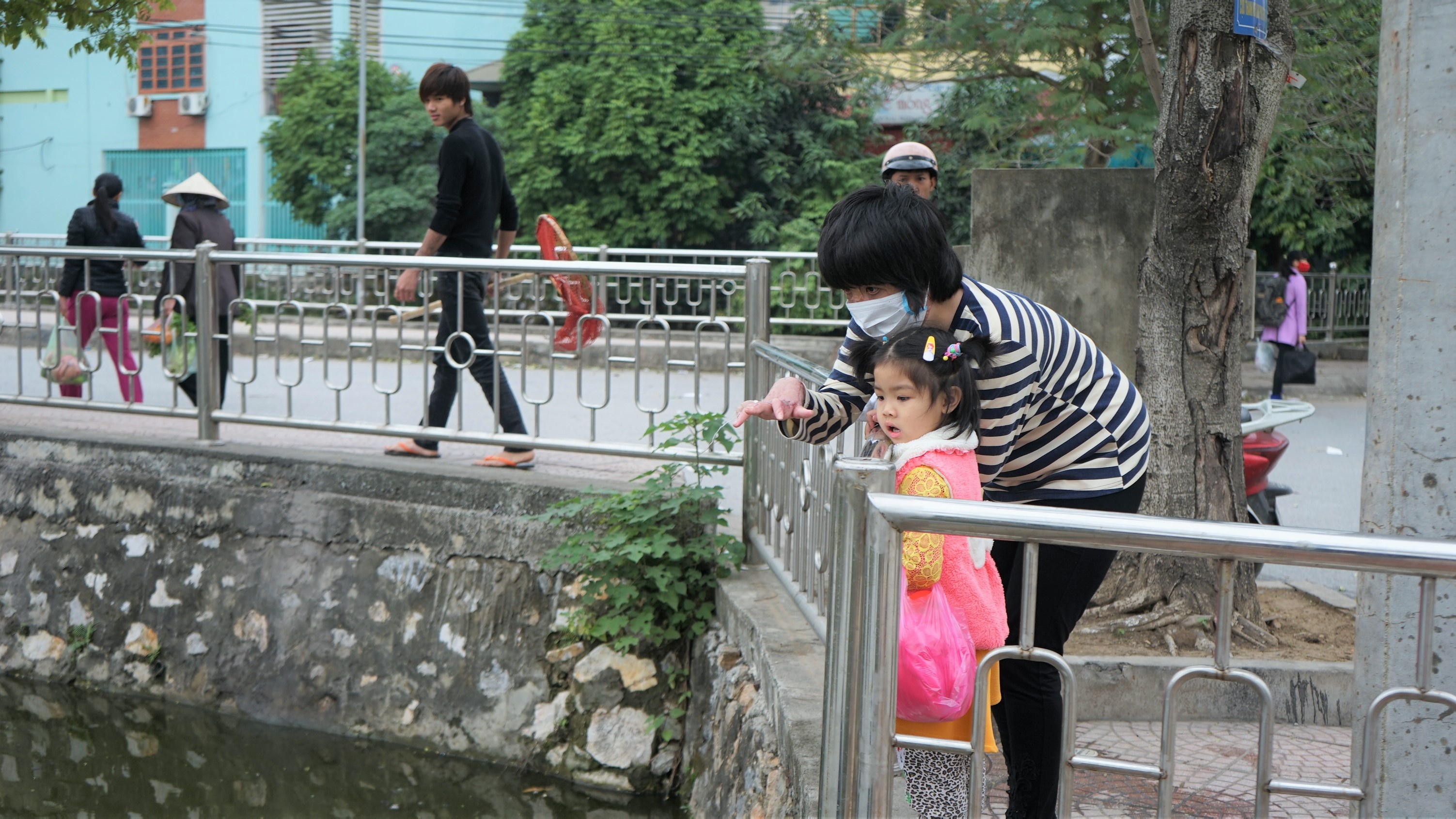 Co gai bi chong tuoi xang dot anh 13