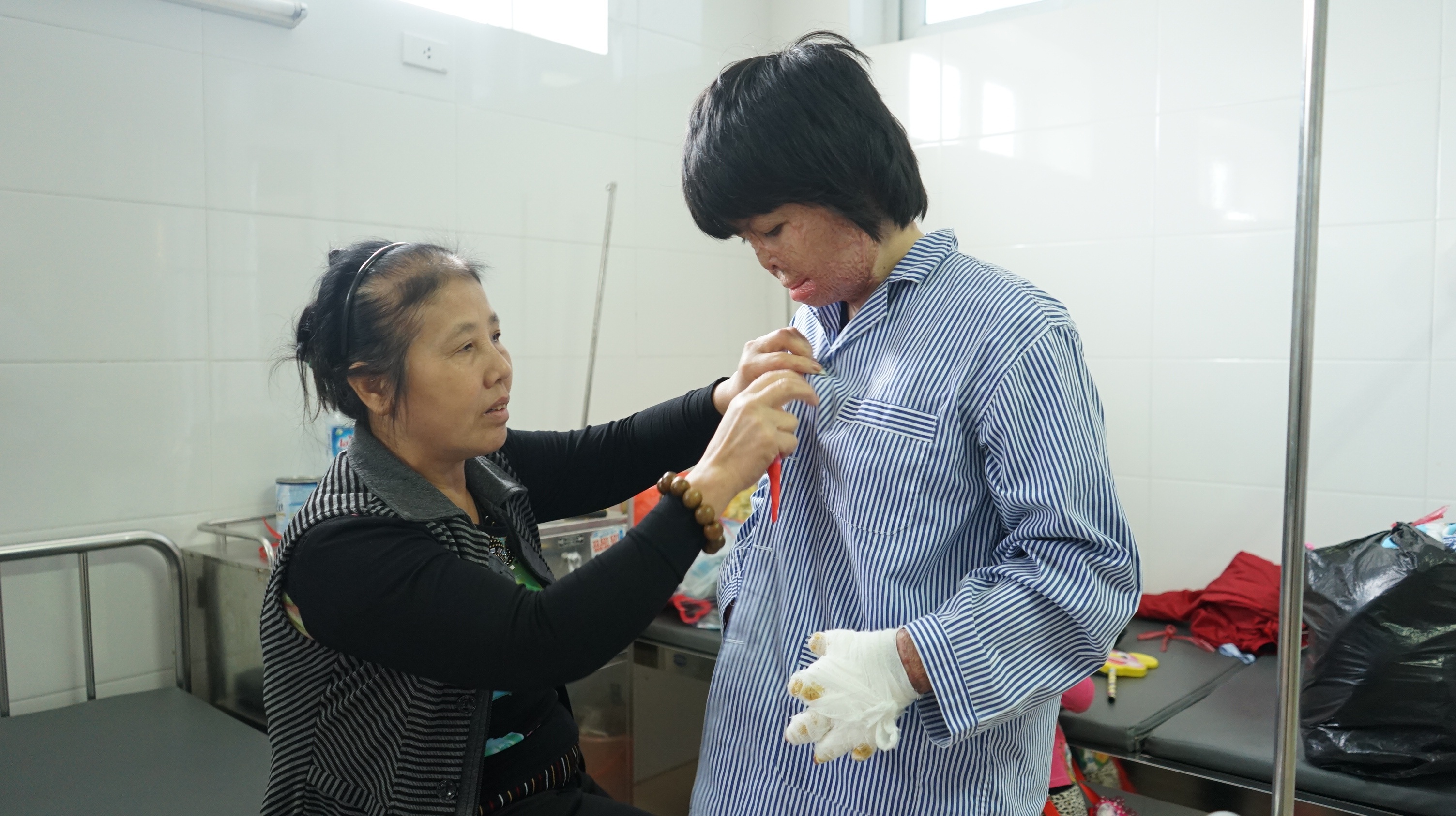 Co gai bi chong tuoi xang dot anh 5