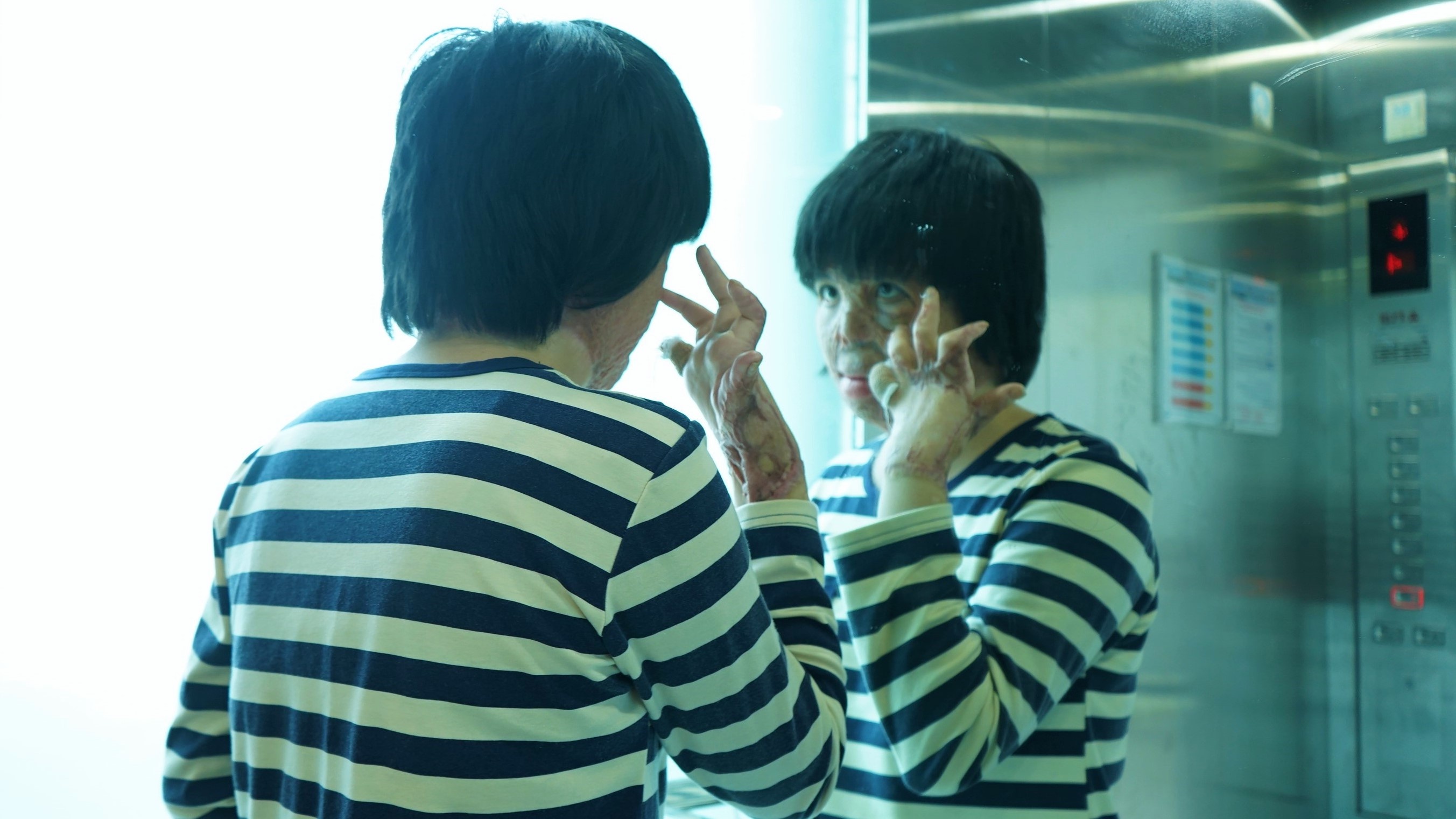 Co gai bi chong tuoi xang dot anh 6