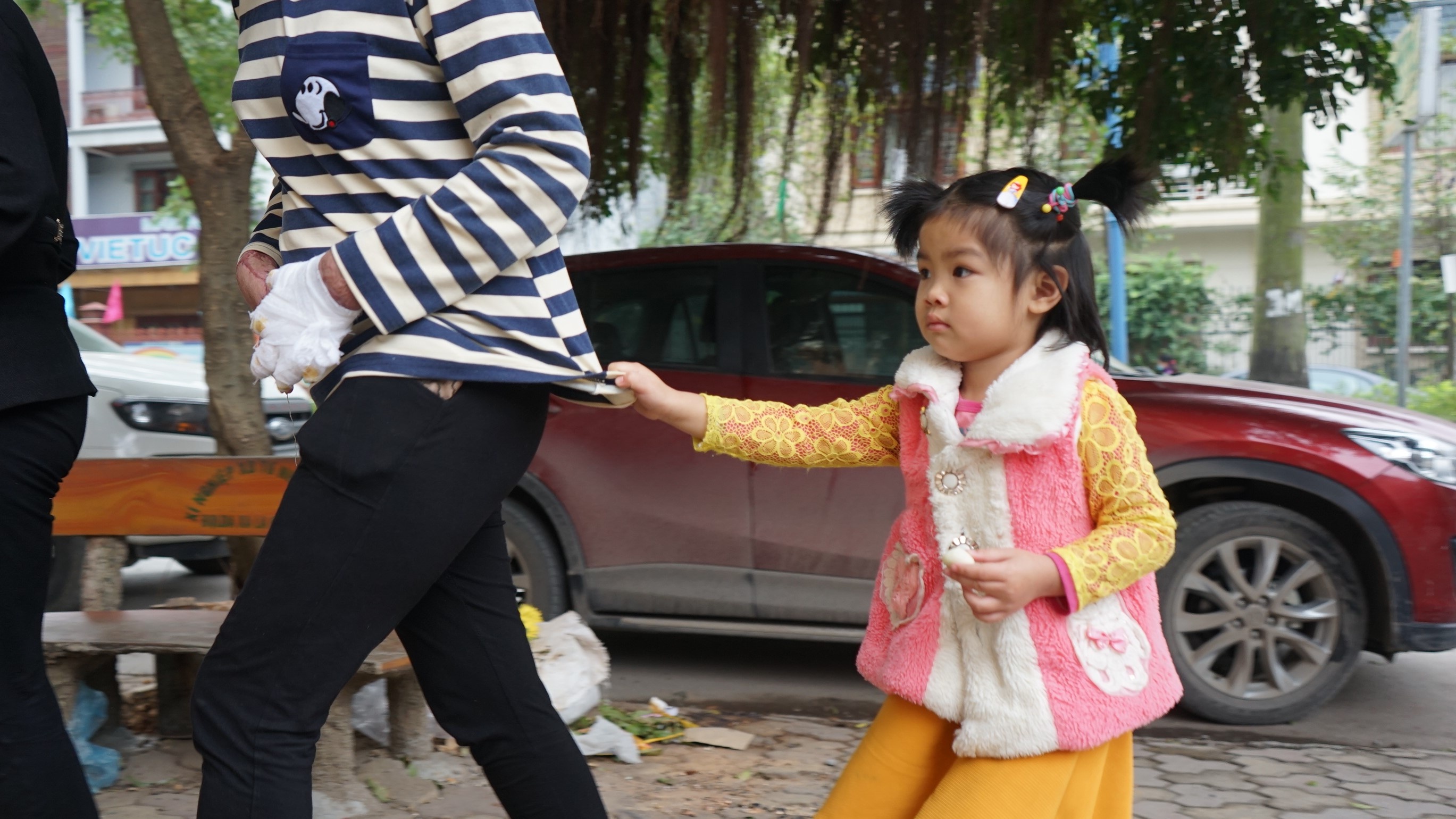 Co gai bi chong tuoi xang dot anh 7