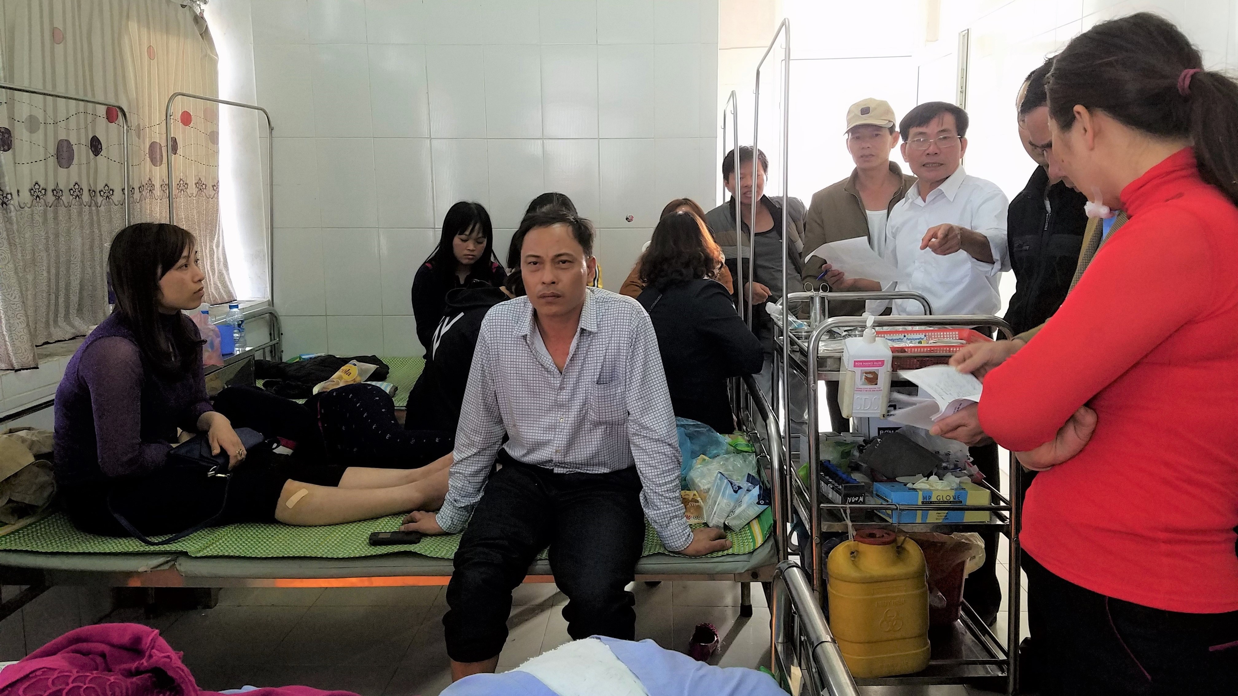 xe chở 42 người cùng làng đâm núi ảnh 1 xe cho 42 nguoi cung lang dam nui anh 1