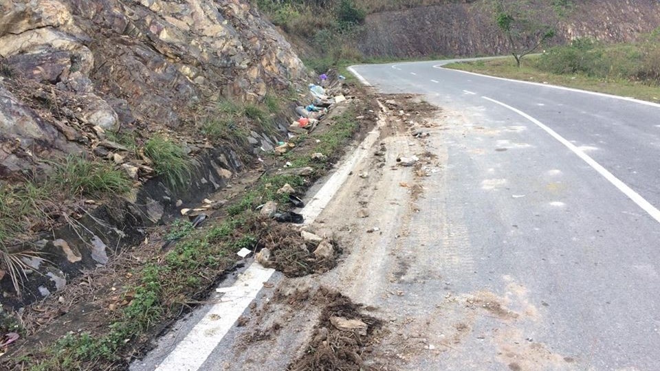 xe chở 42 người cùng làng đâm núi ảnh 2 xe cho 42 nguoi cung lang dam nui anh 2