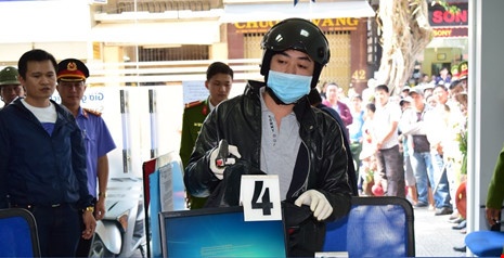 dựng lại hiện trường cướp ngân hàng BIDV ảnh 2 dung lai hien truong cuop ngan hang BIDV anh 2