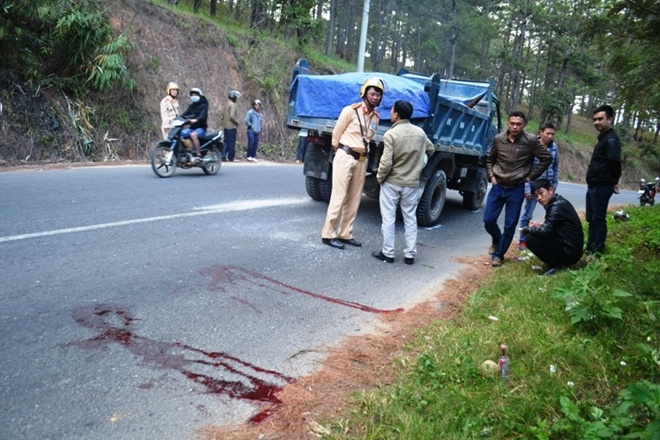 thanh nien lao vao xe tai tu tu anh 1