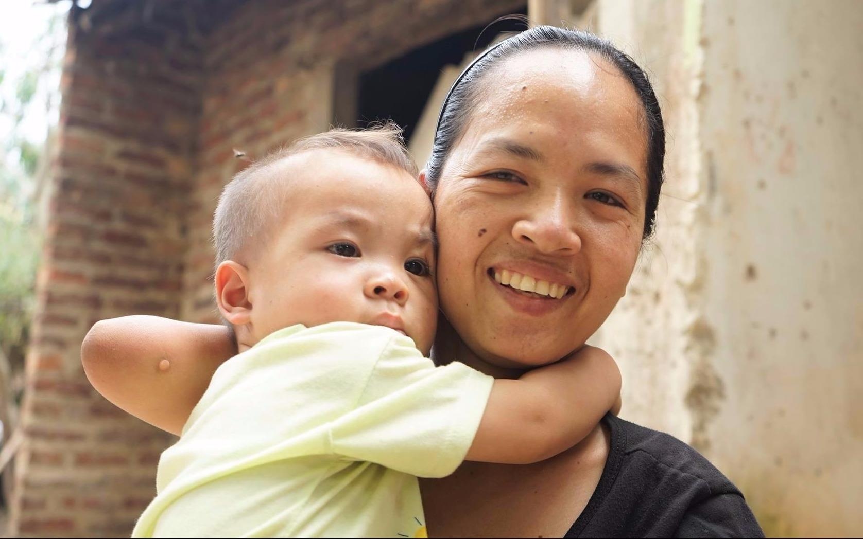 Chuyen doi nguoi me khong tay don than nuoi con hinh anh