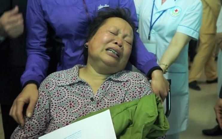 Me khoc ngat khi con trai duy nhat chet trong vu no xe khach hinh anh