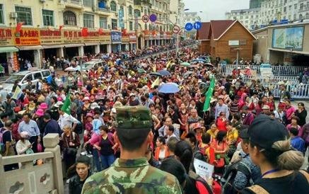 Vi sao khach Trung Quoc qua cua khau Mong Cai tang hang nghin nguoi? hinh anh