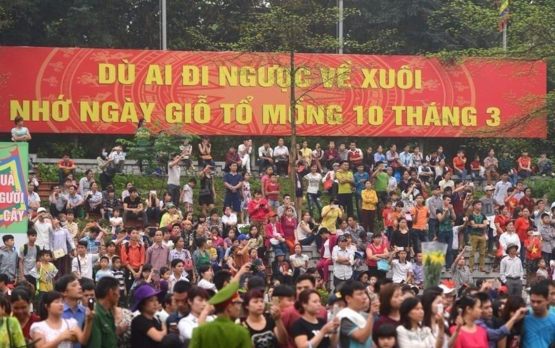 Huy ke hoach ban phao hoa o le hoi Den Hung hinh anh