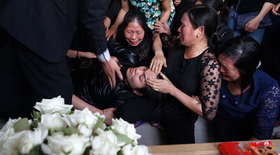 Nguoi than dam nuoc mat don be gai bi sat hai o Nhat ve que nha hinh anh