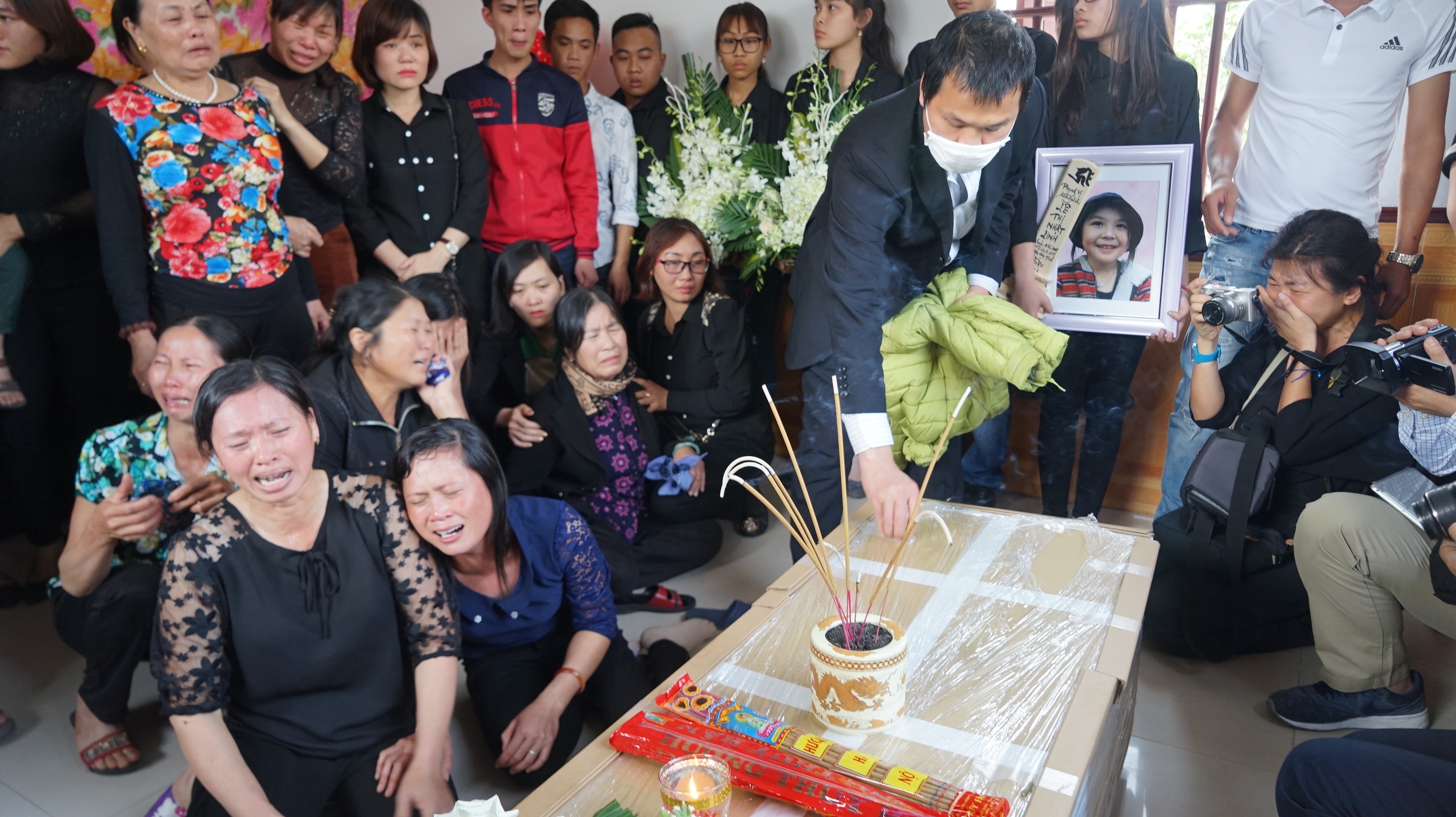 Cha me be gai bi sat hai o Nhat: 'Moi chuyen nhu mot con ac mong' hinh anh