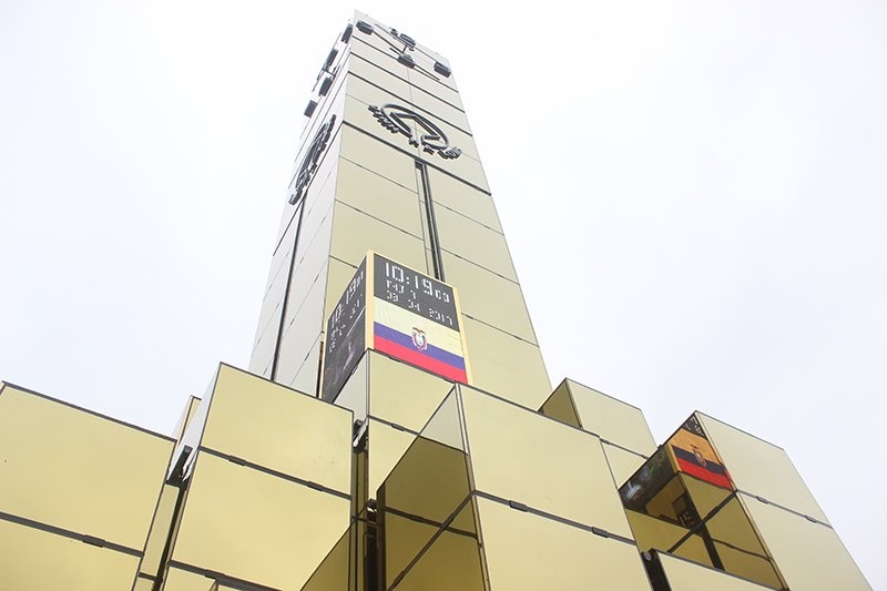 Cot dong ho 35 ty giua Ha Long anh 2