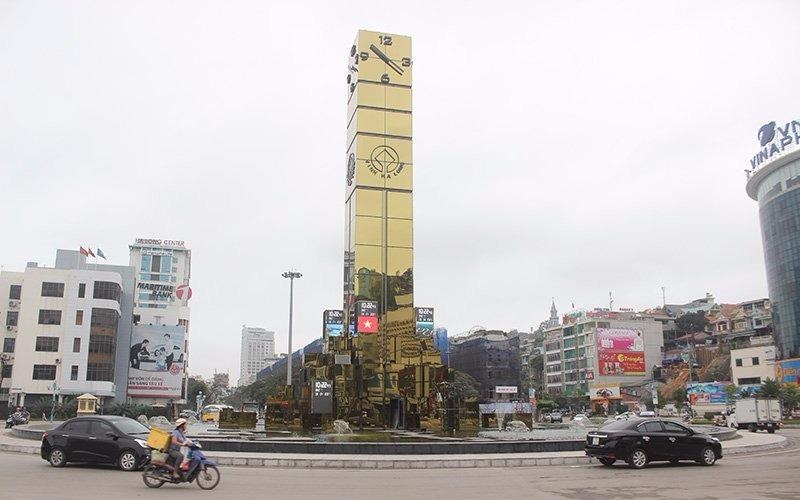 Cot dong ho 35 ty nam giua Ha Long hinh anh