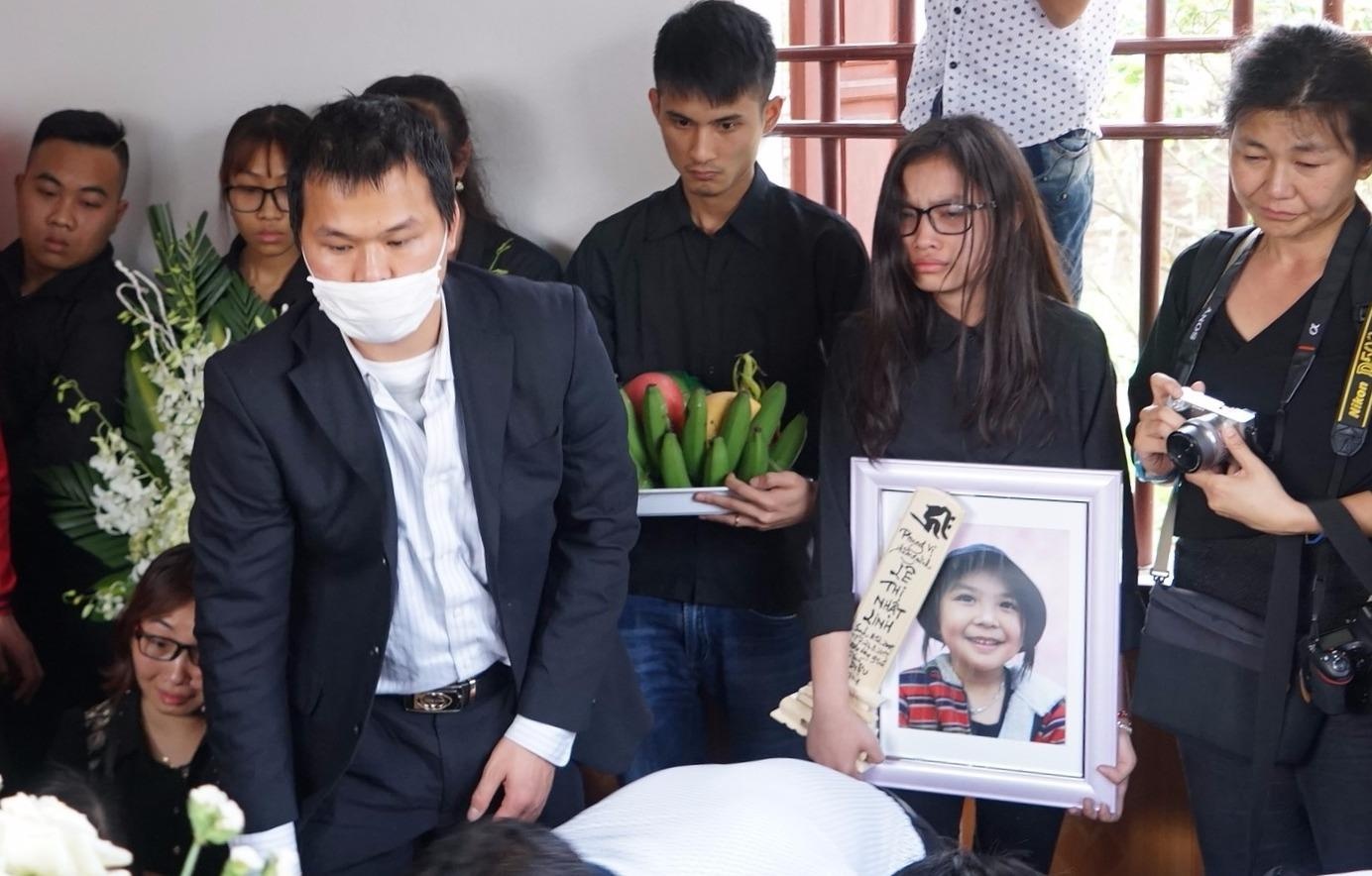 Cha be Nhat Linh: 'Gia dinh toi khong quen biet nghi pham' hinh anh