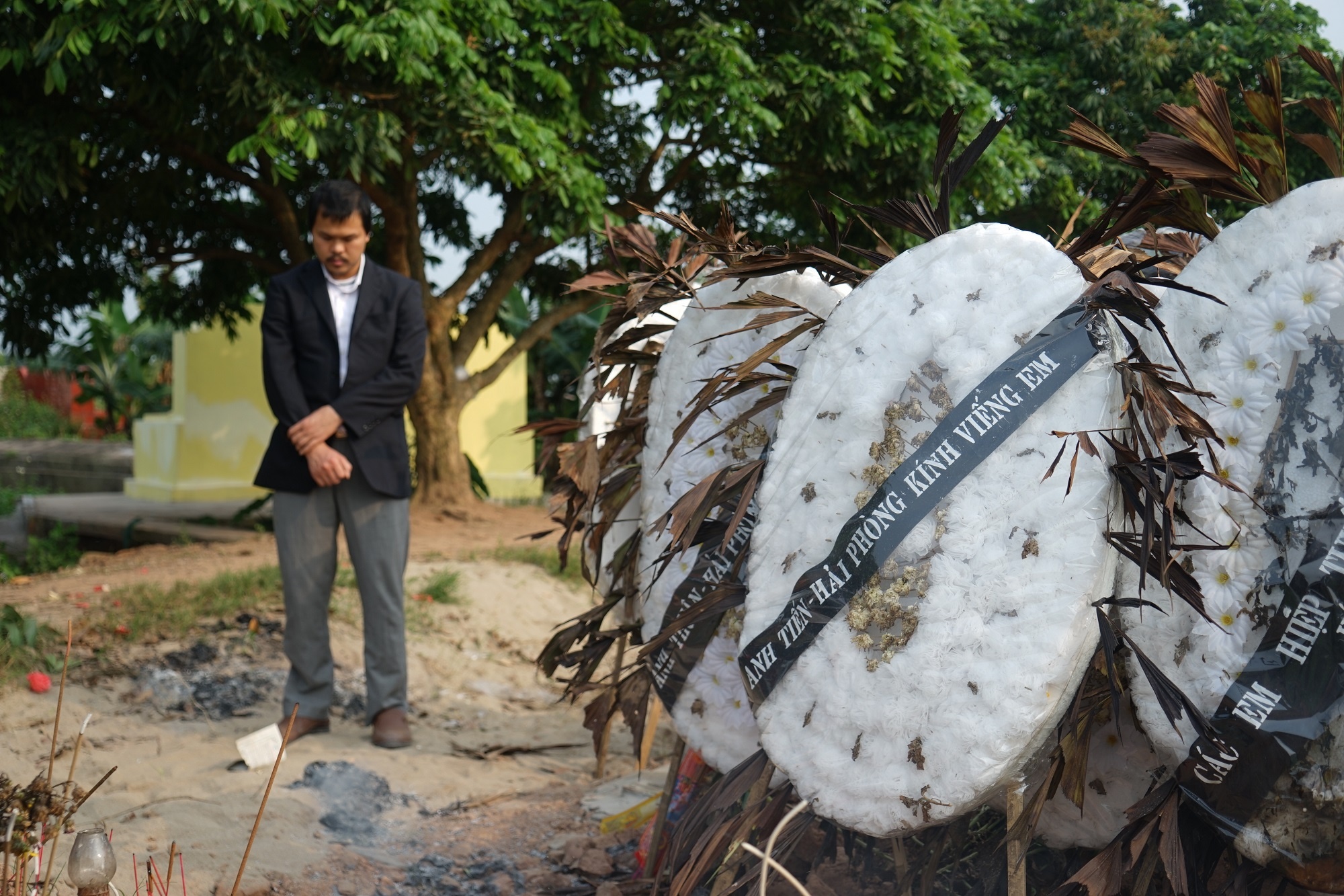 Đại sứ Nhật thắp hương cho bé Linh ảnh 1 Dai su Nhat thap huong cho be Linh anh 1