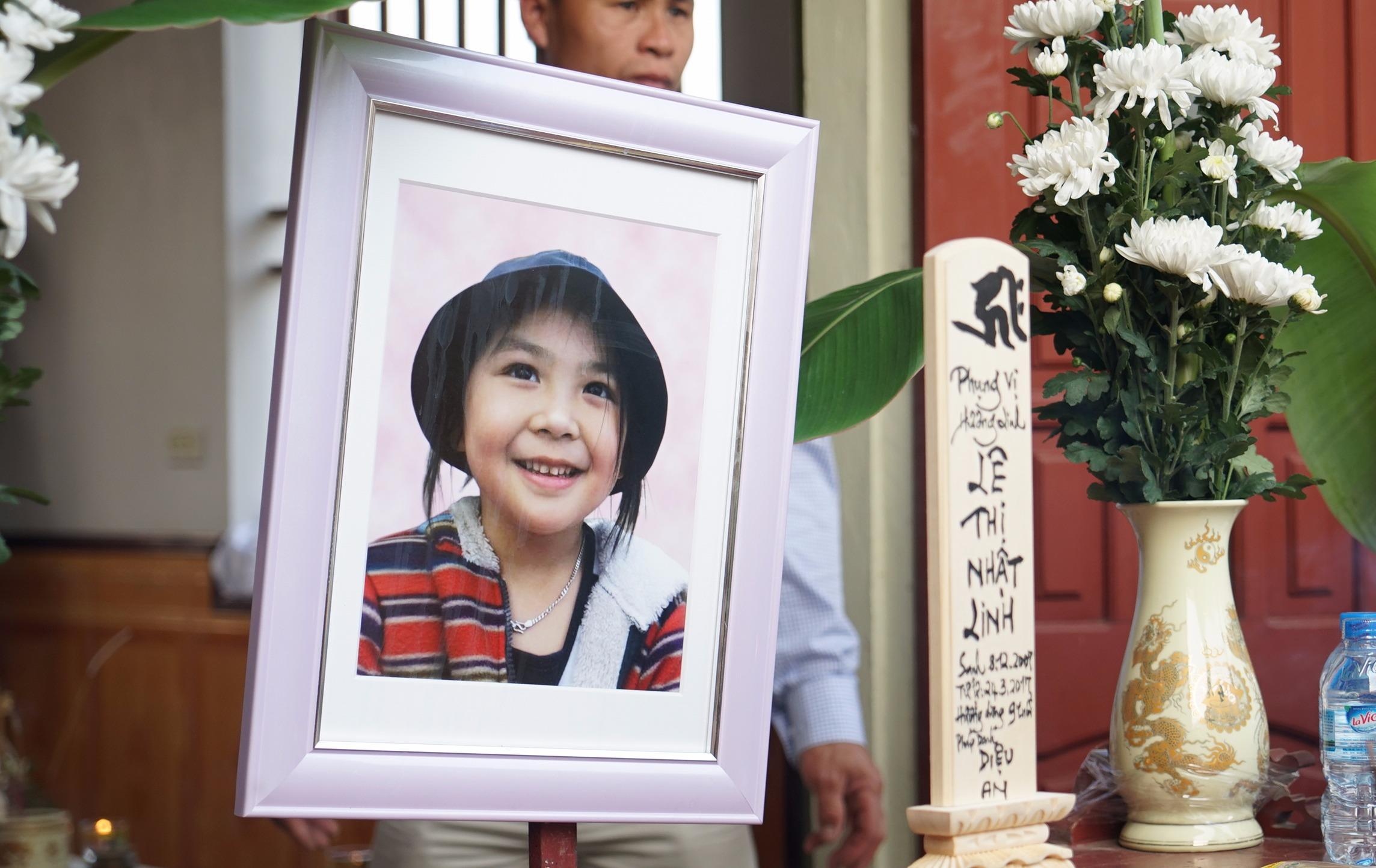 Dai su Nhat Ban den thap huong cho be Nhat Linh hinh anh