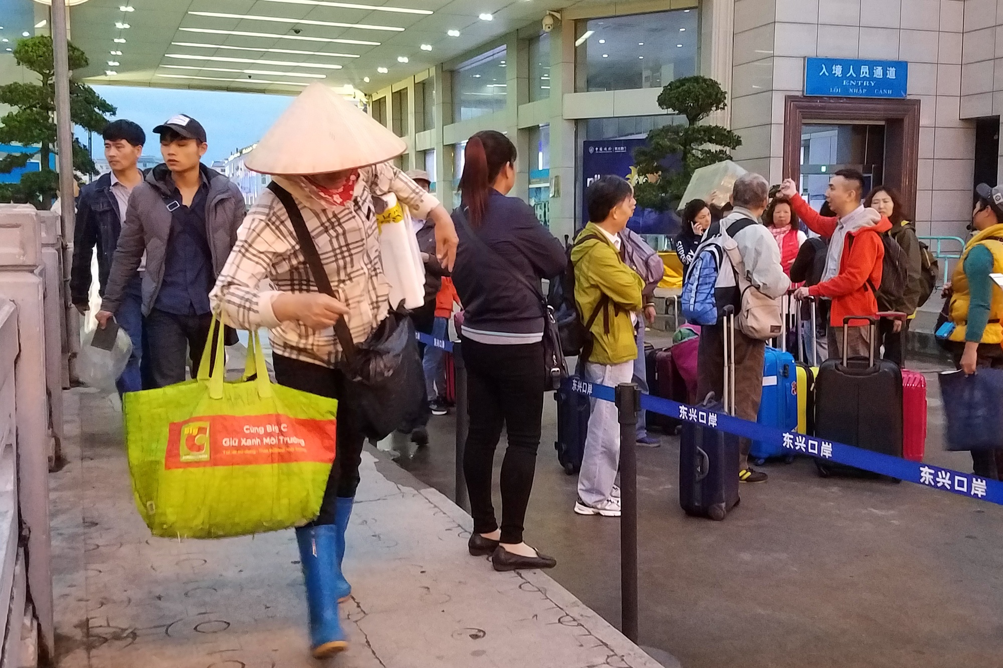 lao động ở cửa khẩu Móng Cái ảnh 2 lao dong o cua khau Mong Cai anh 2