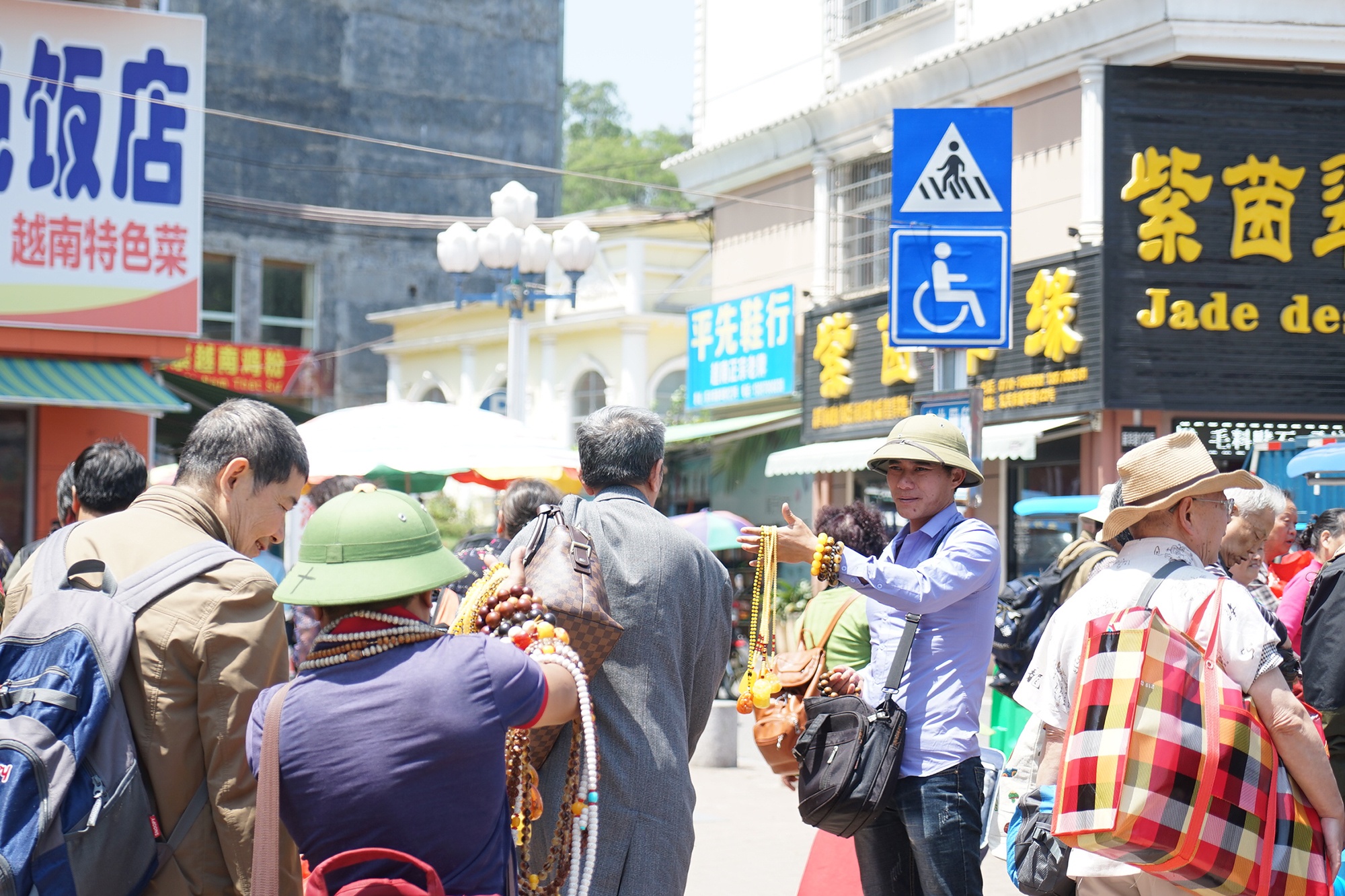 lao động ở cửa khẩu Móng Cái ảnh 1 lao dong o cua khau Mong Cai anh 1