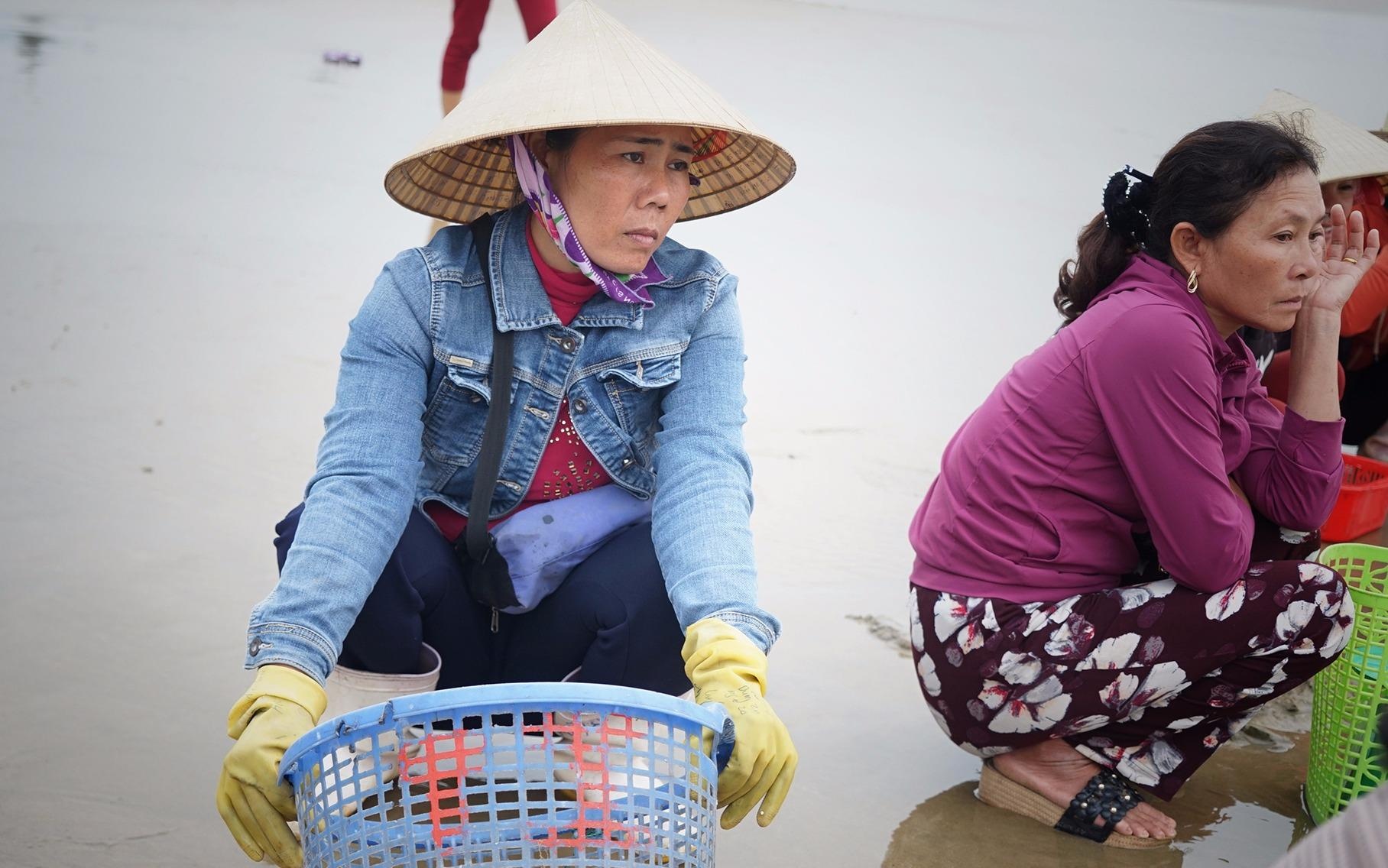Ngu dan chia se kho khan sau mot nam chiu anh huong Formosa hinh anh