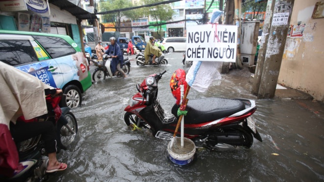 Sai Gon mua to, gio manh vao chieu toi hinh anh