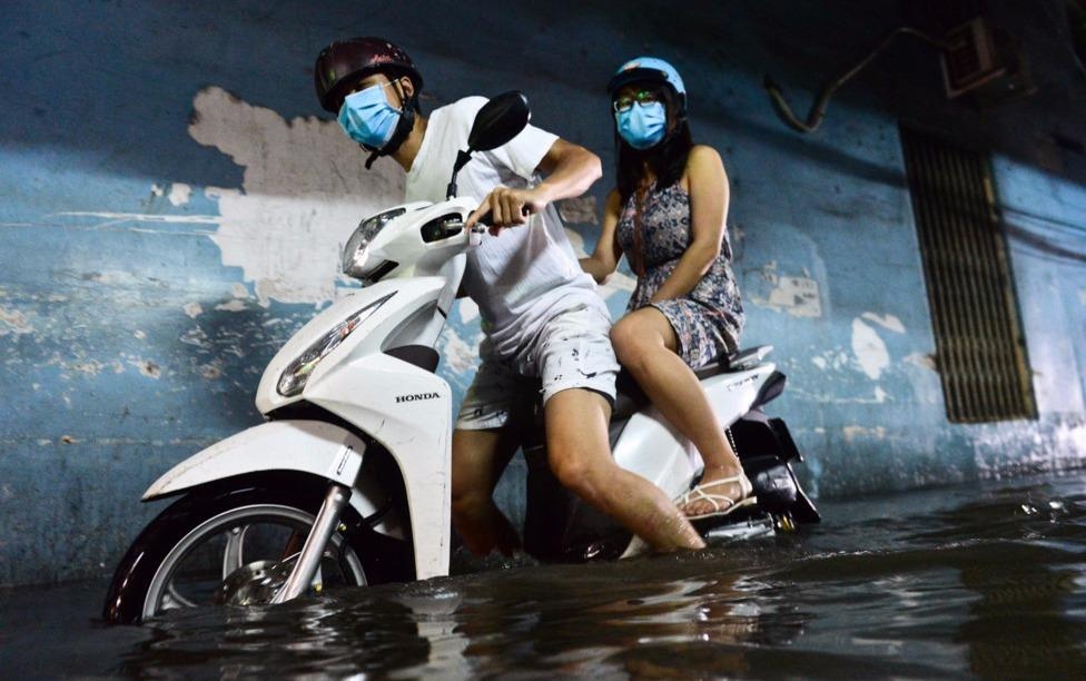 Sai Gon tiep tuc mua dong chieu toi nay, nhieu tuyen duong co the ngap hinh anh