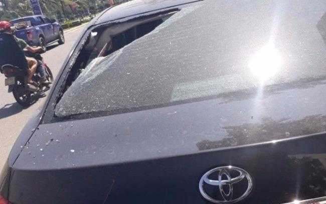 Hang loat oto cua nguoi dan Da Nang bi ke xau dap pha hinh anh