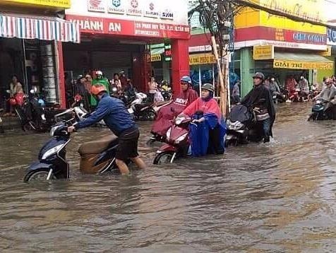 Sai Gon tiep tuc mua lon chieu toi, mien Bac canh bao sat lo hinh anh