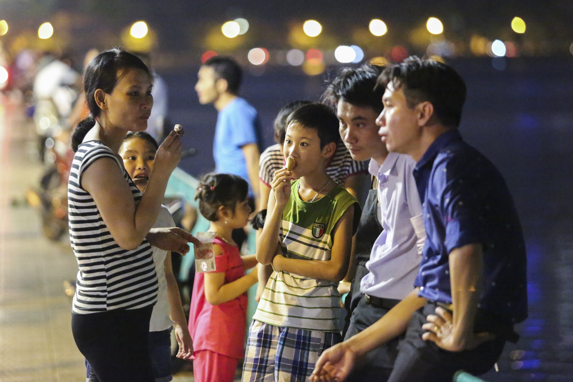 Hà Nội nóng 30 độ C nửa đêm ảnh 1 Ha Noi nong 30 do C nua dem anh 1