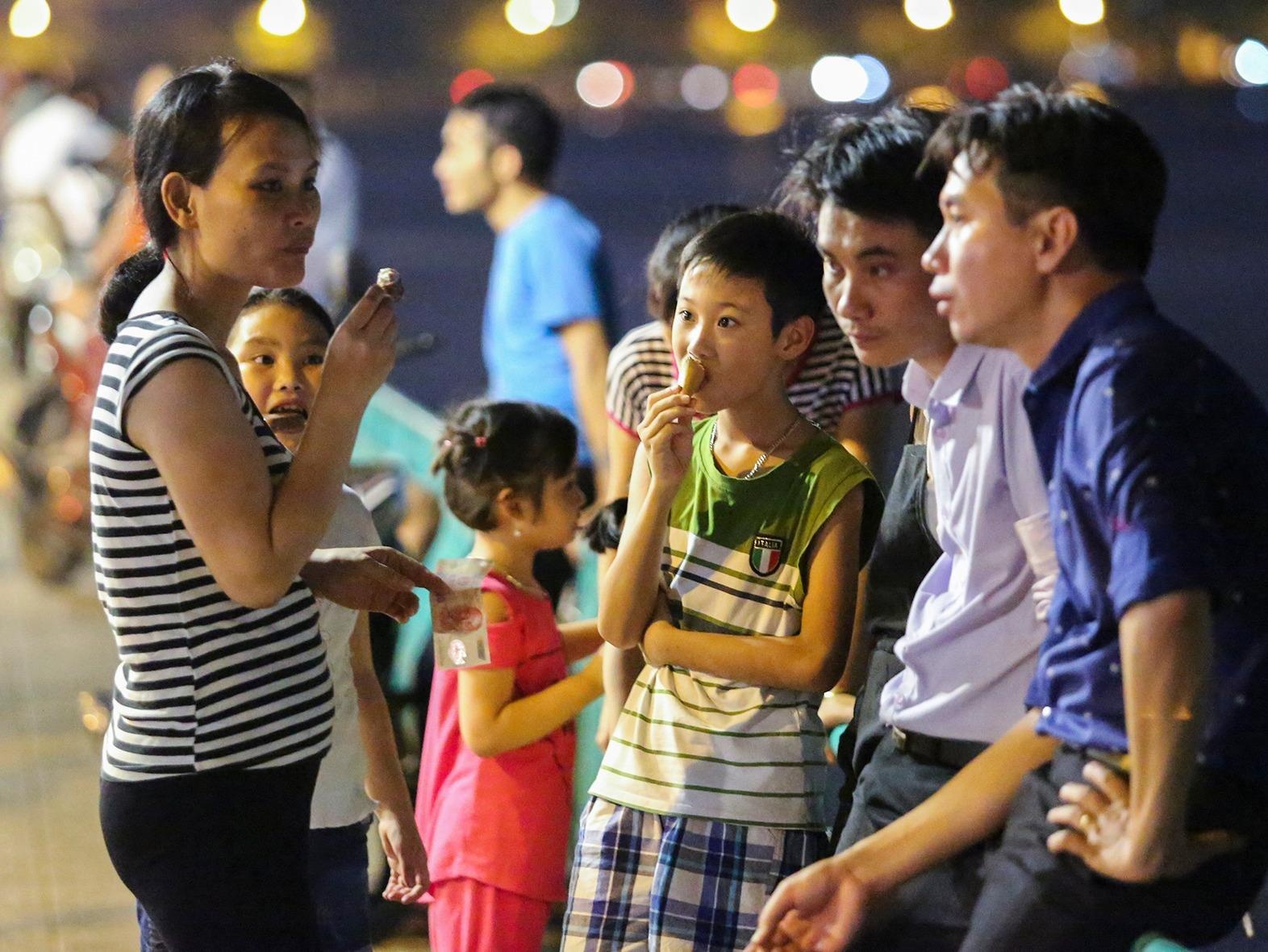 Ha Noi 10h dem nong bang Sai Gon luc giua trua hinh anh