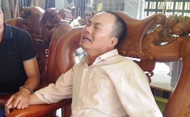 Khan tang nhuom trang xom ngheo co 4 hoc sinh duoi nuoc hinh anh
