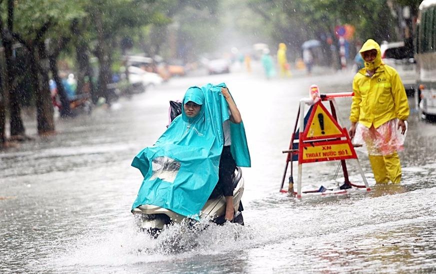 Ha Noi mua to, gio manh sau nhung ngay nang nong ky luc hinh anh