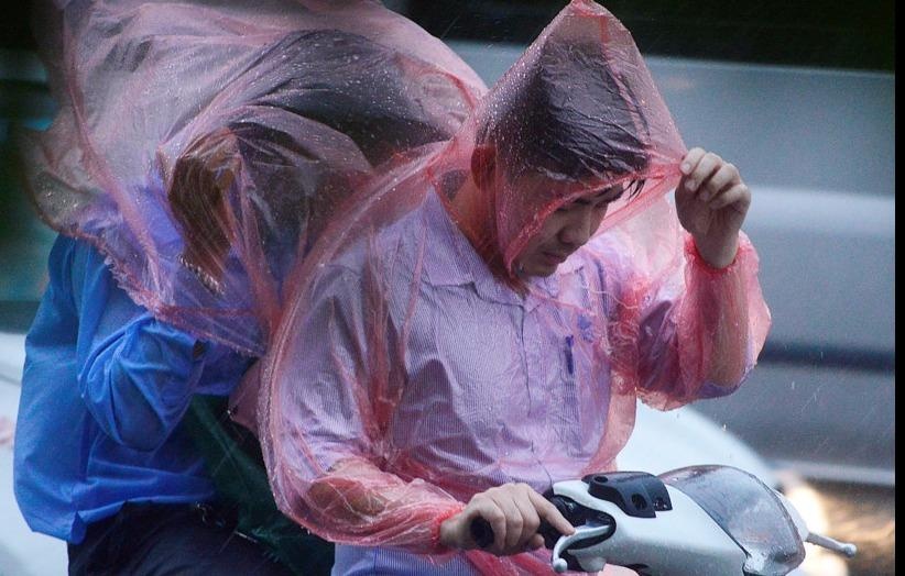 Ha Noi, Sai Gon cung mua lon, dong loc hinh anh