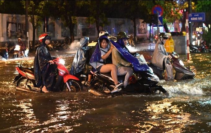 Mua lon, rac bit ho ga gay ngap pho co Ha Noi hinh anh