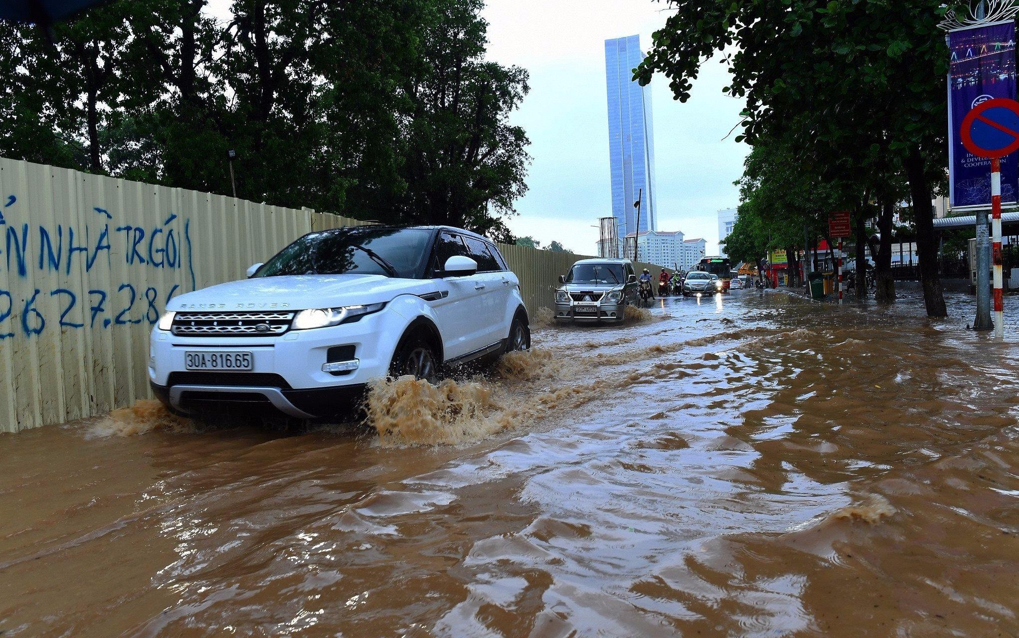 Mua cap tap, nhieu tuyen pho Ha Noi ngap nang hinh anh