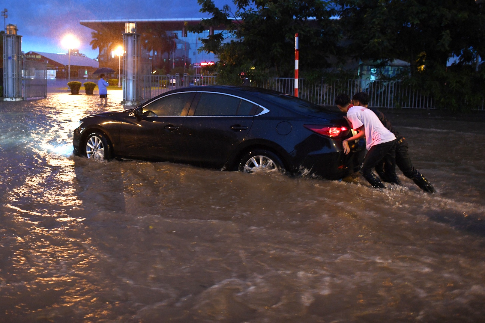 Ha Noi ngap lut sau mua lon anh 8