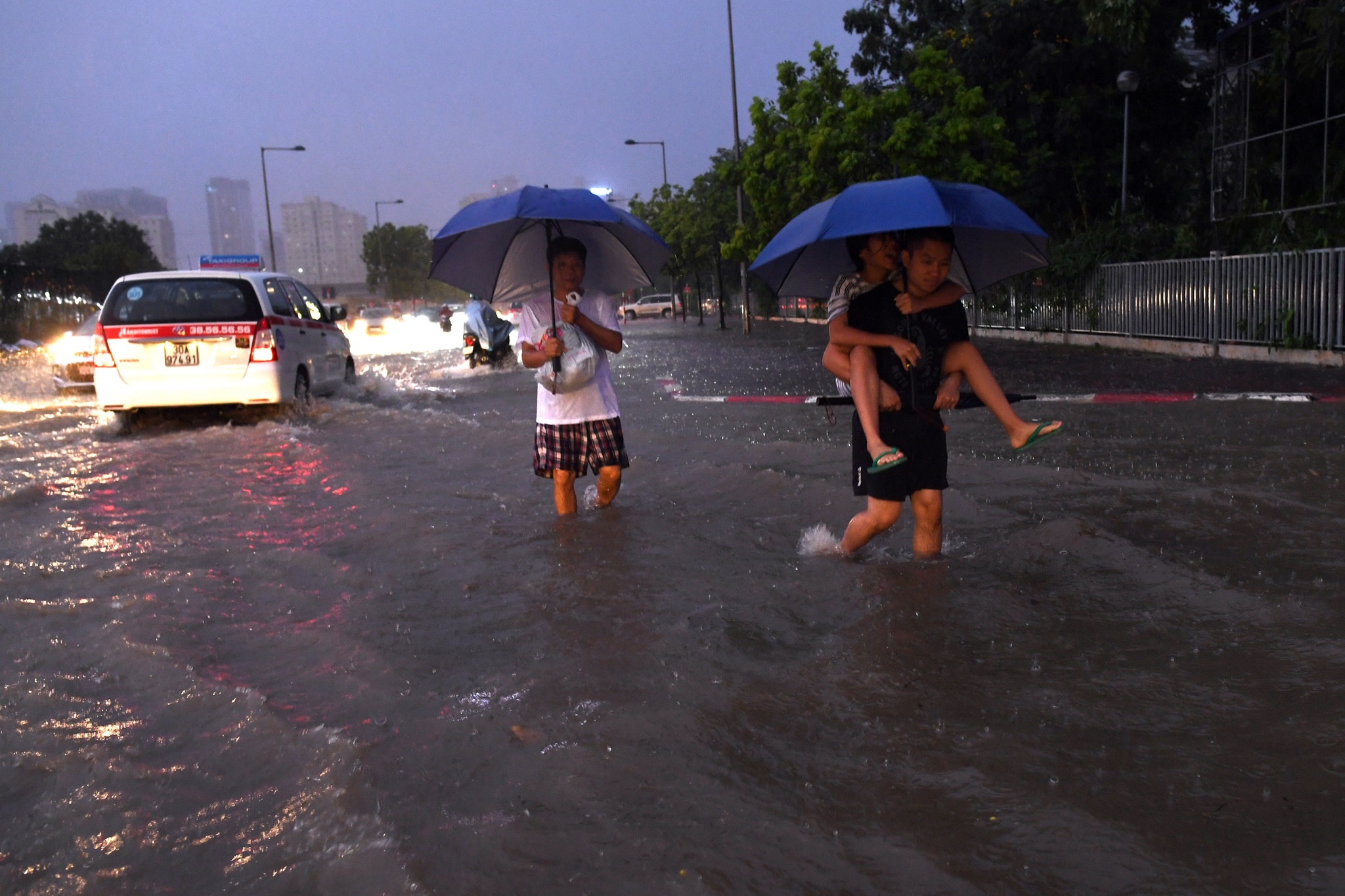 Ha Noi ngap lut sau mua lon anh 5