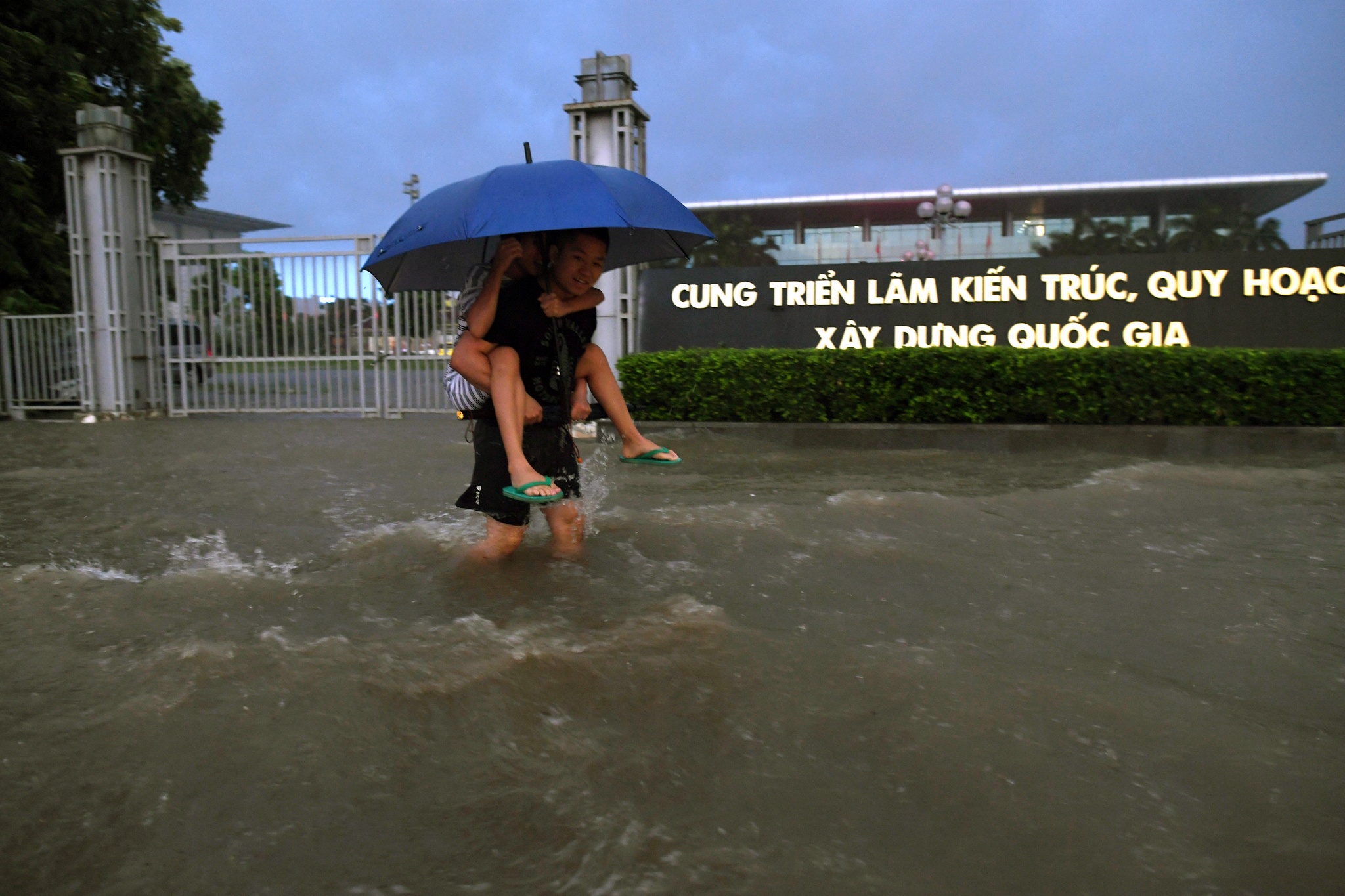 Ha Noi ngap lut sau mua lon anh 6