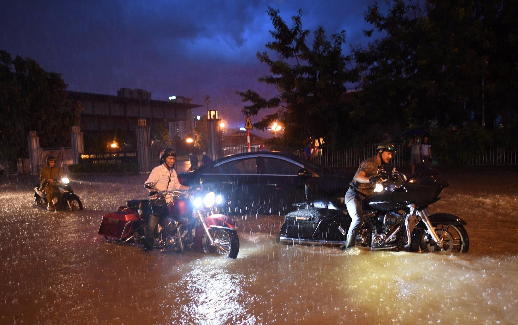 Day moto phan khoi lon chet may tren duong ngap nang hinh anh