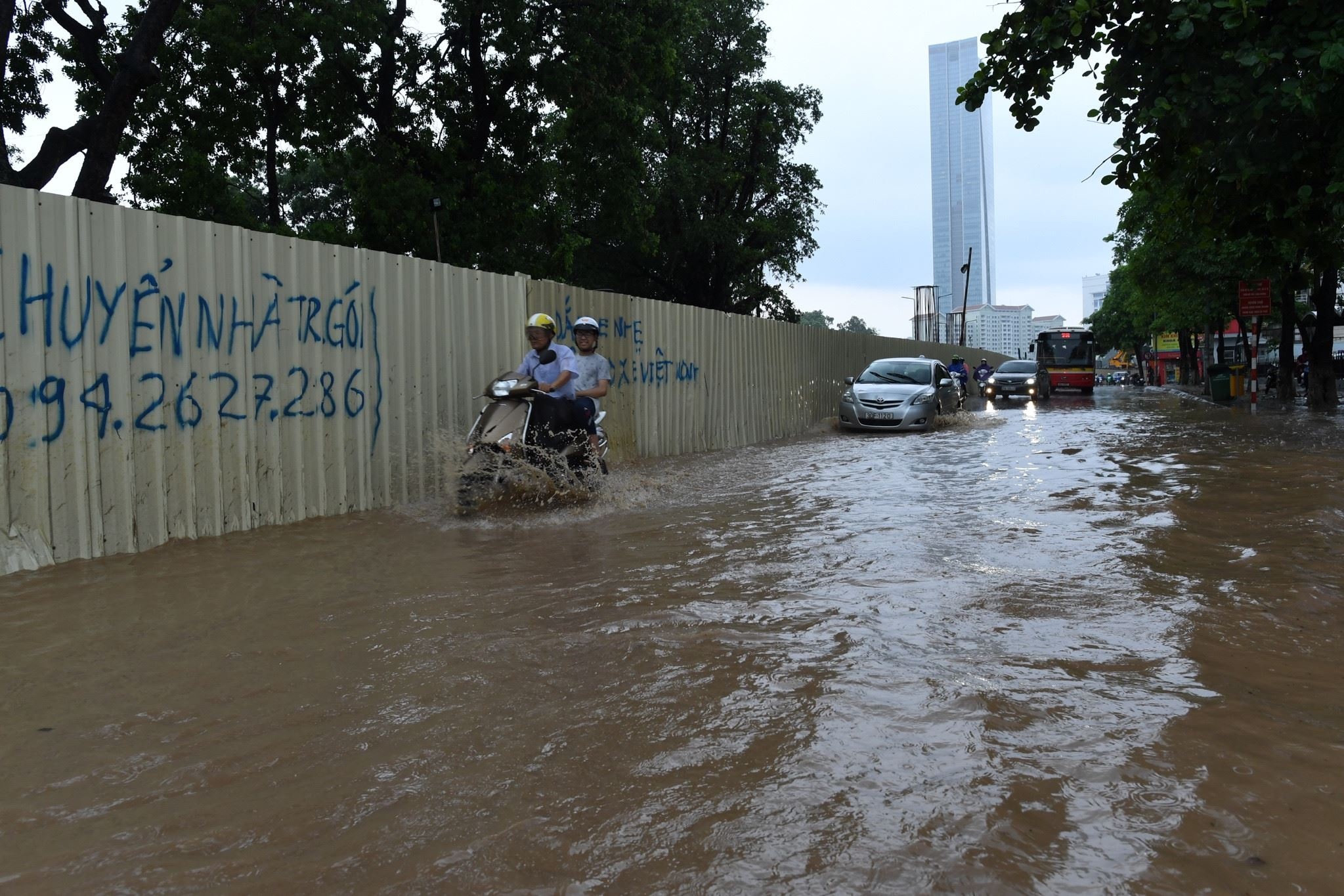 Hà Nội ngập lụt cơn mưa chiều tối ảnh 1 Ha Noi ngap lut con mua chieu toi anh 1