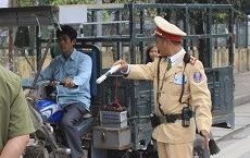 5 canh sat giao thong bi tam dinh chi cong tac hinh anh