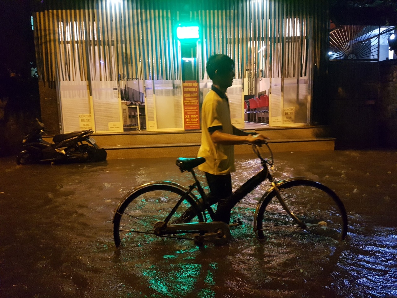 Ha Noi ngap nang vi mua lon anh 10